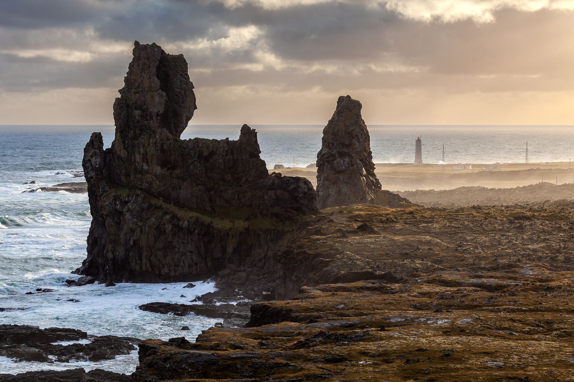 Величественные скальные башни Lóndrangar. Фото: © Александр Трофимов. 2009