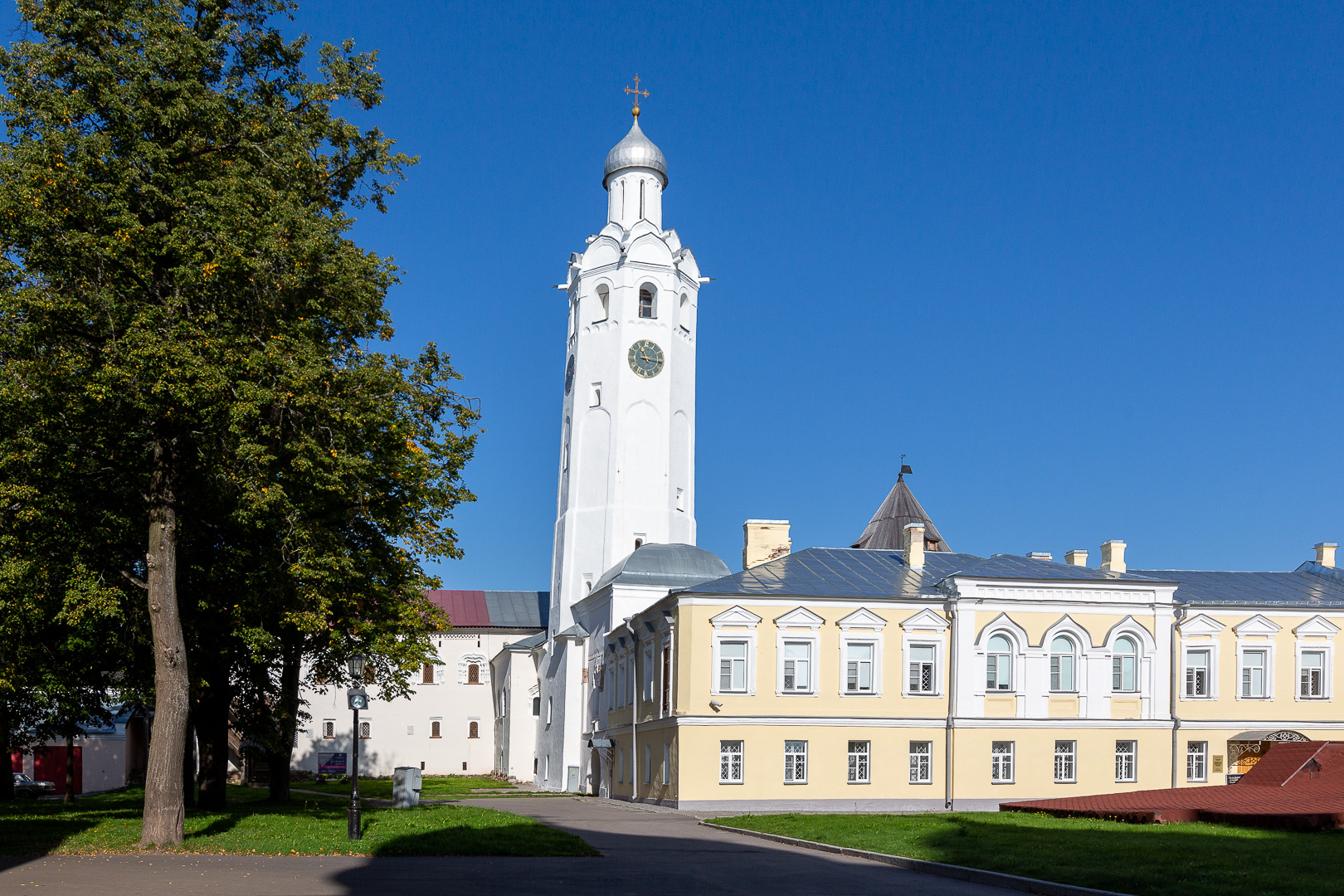 «Часозвоня» — башня с часами в новгородском Детинце. Фото: © Александр Трофимов. 2014.